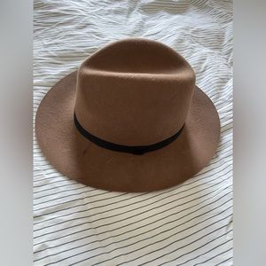 Auxiliary flat brim hat